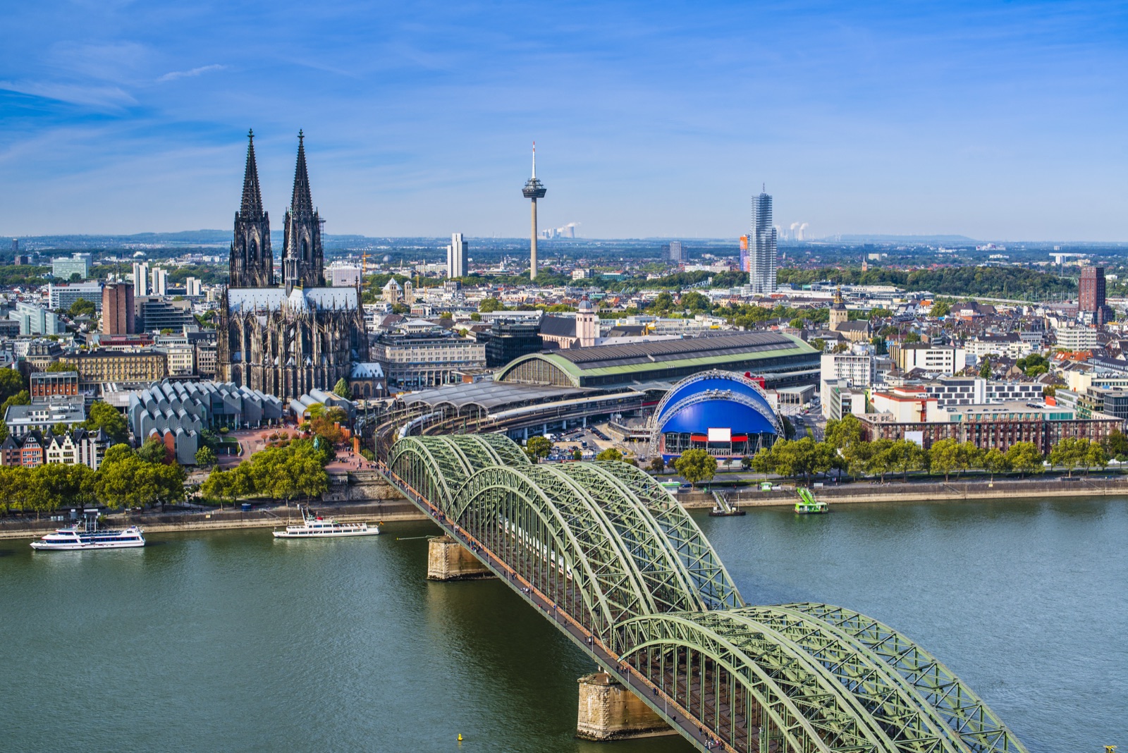 Blick über den Rhein auf Köln mit Dom und Hohenzollernbrücke